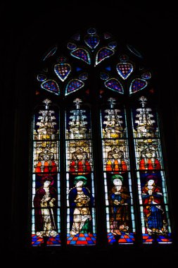 Seville İspanya 10 Ağustos 2021 'de Saint Metropolitan ve Patriksel Sevilla Katedrali' nin içinde lekelenmiş cam dünyanın en büyük Gotik katedrali.