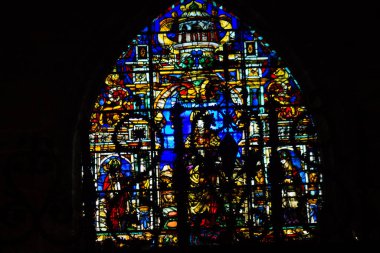 Seville İspanya 10 Ağustos 2021 'de Saint Metropolitan ve Patriksel Sevilla Katedrali' nin içinde lekelenmiş cam dünyanın en büyük Gotik katedrali.