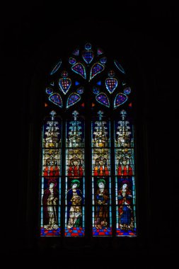 Seville İspanya 10 Ağustos 2021 'de Saint Metropolitan ve Patriksel Sevilla Katedrali' nin içinde lekelenmiş cam dünyanın en büyük Gotik katedrali.