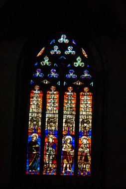 Seville İspanya 10 Ağustos 2021 'de Saint Metropolitan ve Patriksel Sevilla Katedrali' nin içinde lekelenmiş cam dünyanın en büyük Gotik katedrali.