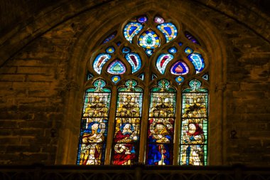 Seville İspanya 10 Ağustos 2021 'de Saint Metropolitan ve Patriksel Sevilla Katedrali' nin içinde lekelenmiş cam dünyanın en büyük Gotik katedrali.