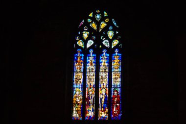 Seville İspanya 10 Ağustos 2021 'de Saint Metropolitan ve Patriksel Sevilla Katedrali' nin içinde lekelenmiş cam dünyanın en büyük Gotik katedrali.