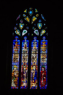 Seville İspanya 10 Ağustos 2021 'de Saint Metropolitan ve Patriksel Sevilla Katedrali' nin içinde lekelenmiş cam dünyanın en büyük Gotik katedrali.