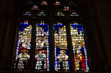 Seville İspanya 10 Ağustos 2021 'de Saint Metropolitan ve Patriksel Sevilla Katedrali' nin içinde lekelenmiş cam dünyanın en büyük Gotik katedrali.