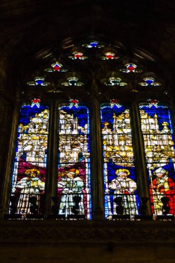 Seville İspanya 10 Ağustos 2021 'de Saint Metropolitan ve Patriksel Sevilla Katedrali' nin içinde lekelenmiş cam dünyanın en büyük Gotik katedrali.