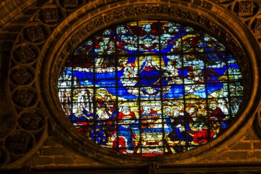 Seville İspanya 10 Ağustos 2021 'de Saint Metropolitan ve Patriksel Sevilla Katedrali' nin içinde lekelenmiş cam dünyanın en büyük Gotik katedrali.