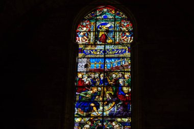 Seville İspanya 10 Ağustos 2021 'de Saint Metropolitan ve Patriksel Sevilla Katedrali' nin içinde lekelenmiş cam dünyanın en büyük Gotik katedrali.