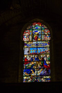 Seville İspanya 10 Ağustos 2021 'de Saint Metropolitan ve Patriksel Sevilla Katedrali' nin içinde lekelenmiş cam dünyanın en büyük Gotik katedrali.