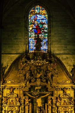 Seville İspanya 10 Ağustos 2021 'de Saint Metropolitan ve Patriksel Sevilla Katedrali' nin içinde lekelenmiş cam dünyanın en büyük Gotik katedrali.