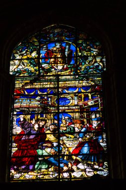 Seville İspanya 10 Ağustos 2021 'de Saint Metropolitan ve Patriksel Sevilla Katedrali' nin içinde lekelenmiş cam dünyanın en büyük Gotik katedrali.