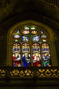 Seville İspanya 10 Ağustos 2021 'de Saint Metropolitan ve Patriksel Sevilla Katedrali' nin içinde lekelenmiş cam dünyanın en büyük Gotik katedrali.