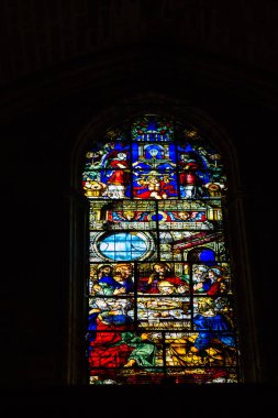 Seville İspanya 10 Ağustos 2021 'de Saint Metropolitan ve Patriksel Sevilla Katedrali' nin içinde lekelenmiş cam dünyanın en büyük Gotik katedrali.