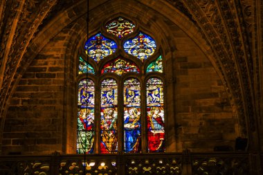 Seville İspanya 10 Ağustos 2021 'de Saint Metropolitan ve Patriksel Sevilla Katedrali' nin içinde lekelenmiş cam dünyanın en büyük Gotik katedrali.