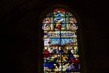 Seville İspanya 10 Ağustos 2021 'de Saint Metropolitan ve Patriksel Sevilla Katedrali' nin içinde lekelenmiş cam dünyanın en büyük Gotik katedrali.