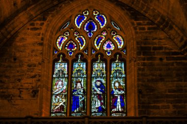 Seville İspanya 10 Ağustos 2021 'de Saint Metropolitan ve Patriksel Sevilla Katedrali' nin içinde lekelenmiş cam dünyanın en büyük Gotik katedrali.