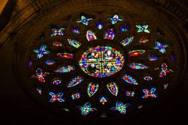 Seville İspanya 10 Ağustos 2021 'de Saint Metropolitan ve Patriksel Sevilla Katedrali' nin içinde lekelenmiş cam dünyanın en büyük Gotik katedrali.