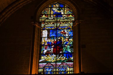 Seville İspanya 10 Ağustos 2021 'de Saint Metropolitan ve Patriksel Sevilla Katedrali' nin içinde lekelenmiş cam dünyanın en büyük Gotik katedrali.