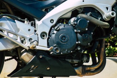 Carmona İspanya 17 Ağustos 2021 Suzuki GXR 700 motosiklet Carmona sokaklarında park edilmiş, şehir tipik bir dar ve dolambaçlı Arap yerleşimi gösteriyor