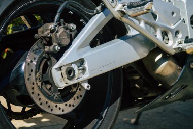 Carmona İspanya 17 Ağustos 2021 Suzuki GXR 700 motosiklet Carmona sokaklarında park edilmiş, şehir tipik bir dar ve dolambaçlı Arap yerleşimi gösteriyor