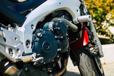 Carmona İspanya 17 Ağustos 2021 Suzuki GXR 700 motosiklet Carmona sokaklarında park edilmiş, şehir tipik bir dar ve dolambaçlı Arap yerleşimi gösteriyor