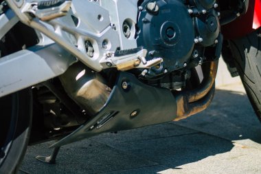 Carmona İspanya 17 Ağustos 2021 Suzuki GXR 700 motosiklet Carmona sokaklarında park edilmiş, şehir tipik bir dar ve dolambaçlı Arap yerleşimi gösteriyor