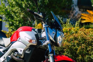 Carmona İspanya 17 Ağustos 2021 Suzuki GXR 700 motosiklet Carmona sokaklarında park edilmiş, şehir tipik bir dar ve dolambaçlı Arap yerleşimi gösteriyor