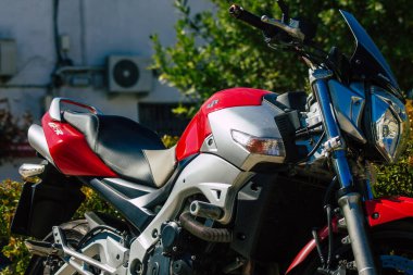 Carmona İspanya 17 Ağustos 2021 Suzuki GXR 700 motosiklet Carmona sokaklarında park edilmiş, şehir tipik bir dar ve dolambaçlı Arap yerleşimi gösteriyor