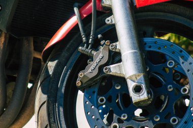 Carmona İspanya 17 Ağustos 2021 Suzuki GXR 700 motosiklet Carmona sokaklarında park edilmiş, şehir tipik bir dar ve dolambaçlı Arap yerleşimi gösteriyor