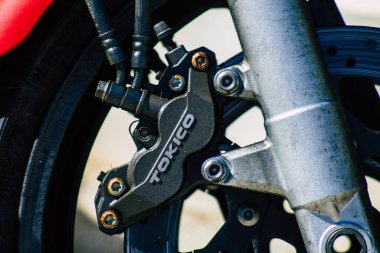 Carmona İspanya 17 Ağustos 2021 Suzuki GXR 700 motosiklet Carmona sokaklarında park edilmiş, şehir tipik bir dar ve dolambaçlı Arap yerleşimi gösteriyor