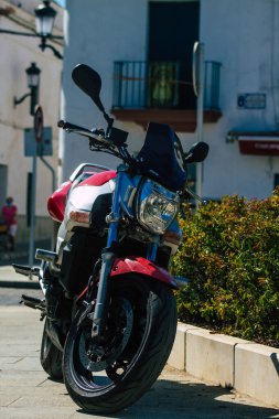 Carmona İspanya 17 Ağustos 2021 Suzuki GXR 700 motosiklet Carmona sokaklarında park edilmiş, şehir tipik bir dar ve dolambaçlı Arap yerleşimi gösteriyor