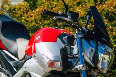 Carmona İspanya 17 Ağustos 2021 Suzuki GXR 700 motosiklet Carmona sokaklarında park edilmiş, şehir tipik bir dar ve dolambaçlı Arap yerleşimi gösteriyor