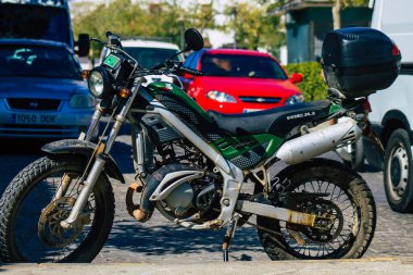 Carmona İspanya 17 Ağustos 2021 Rieju Tango 50 motosikleti Carmona sokaklarında park halinde, şehir tipik bir dar ve dolambaçlı Arap yerleşimi gösteriyor.