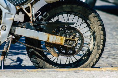 Carmona İspanya 17 Ağustos 2021 Rieju Tango 50 motosikleti Carmona sokaklarında park halinde, şehir tipik bir dar ve dolambaçlı Arap yerleşimi gösteriyor.