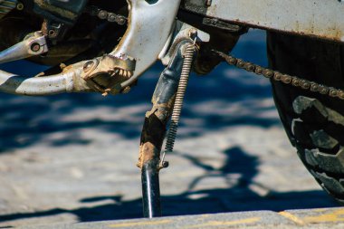 Carmona İspanya 17 Ağustos 2021 Rieju Tango 50 motosikleti Carmona sokaklarında park halinde, şehir tipik bir dar ve dolambaçlı Arap yerleşimi gösteriyor.