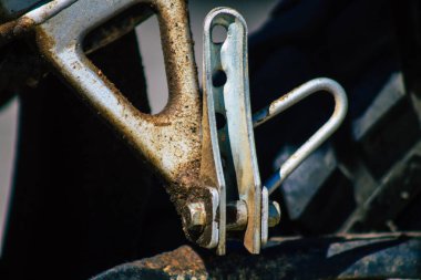 Carmona İspanya 17 Ağustos 2021 Rieju Tango 50 motosikleti Carmona sokaklarında park halinde, şehir tipik bir dar ve dolambaçlı Arap yerleşimi gösteriyor.