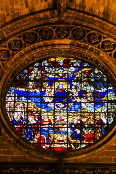 セビリアスペイン2021年8月10日セビリア大聖堂と大聖堂の中にあるステンドグラス世界最大のゴシック様式の大聖堂です — ストック写真