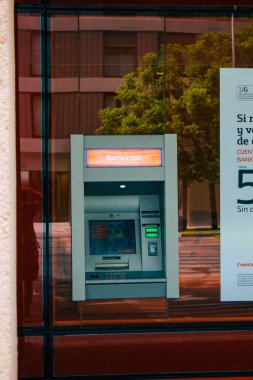 Seville İspanya 17 Ağustos 2021 İspanya 'nın güneyinde, sembolik bir şehir ve Endülüs Bölgesi' nin başkenti Sevilla sokaklarında yer alan ATM.