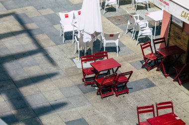 17 Ağustos 2021 'de İspanya' da koronavirüs salgını sırasında Sevilla sokaklarındaki bir restoranın sandalyeleri ve masaları