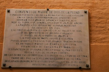 17 Ağustos 2021 'de İspanya' nın güneyinde, sembolik bir şehir ve Endülüs Bölgesi 'nin başkenti olan Sevilla sokaklarındaki bir binanın cephesinde çekilmiş dini bir resim.