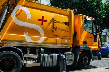 Seville İspanya 17 Ağustos 2021 Seville caddelerinden geçen çöp kamyonu, sembolik bir şehir ve İspanya 'nın güneyindeki Endülüs Bölgesi' nin başkenti.