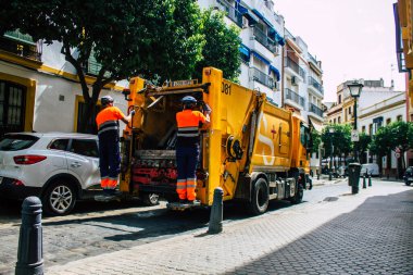 Seville İspanya 17 Ağustos 2021 Seville caddelerinden geçen çöp kamyonu, sembolik bir şehir ve İspanya 'nın güneyindeki Endülüs Bölgesi' nin başkenti.