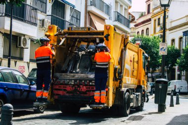 Seville İspanya 17 Ağustos 2021 Seville caddelerinden geçen çöp kamyonu, sembolik bir şehir ve İspanya 'nın güneyindeki Endülüs Bölgesi' nin başkenti.