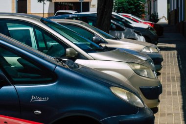 Carmona İspanya 17 Ağustos 2021 Carmona sokaklarına park edilmiş arabalar, şehir tipik bir dar ve dolambaçlı Arap yerleşimi gösteriyor.