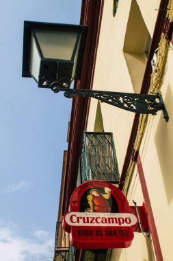 Carmona İspanya 17 Ağustos 2021 Ticari tabela cephe Carmona, şehir tipik dar ve dolambaçlı Arap yerleşim gösterir