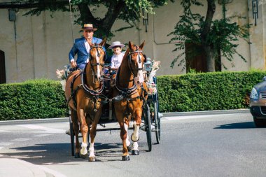 Carmona İspanya 15 Ağustos 2021 geleneksel bir düğün sırasında at arabası Carmona sokaklarında gezintiye çıktı