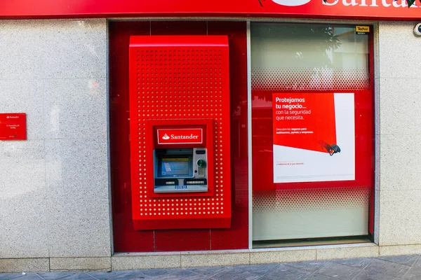 Seville İspanya 17 Ağustos 2021 İspanya 'nın güneyinde, sembolik bir şehir ve Endülüs Bölgesi' nin başkenti Sevilla sokaklarında yer alan ATM.