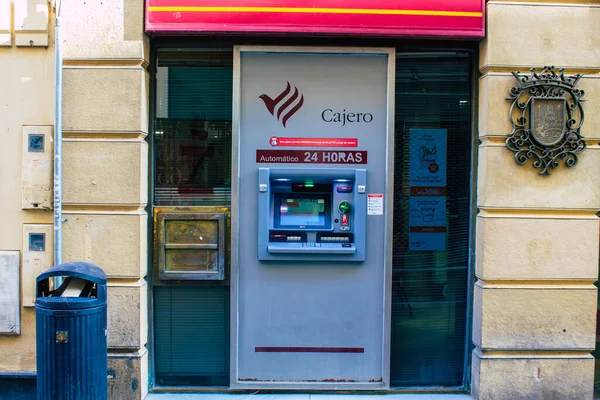 Seville İspanya 17 Ağustos 2021 İspanya 'nın güneyinde, sembolik bir şehir ve Endülüs Bölgesi' nin başkenti Sevilla sokaklarında yer alan ATM.