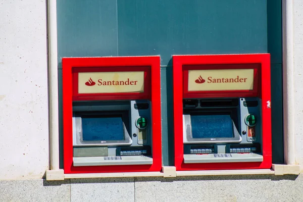 Seville İspanya 17 Ağustos 2021 İspanya 'nın güneyinde, sembolik bir şehir ve Endülüs Bölgesi' nin başkenti Sevilla sokaklarında yer alan ATM.