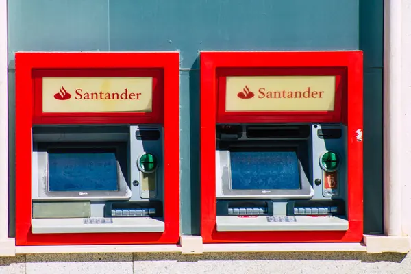 Seville İspanya 17 Ağustos 2021 İspanya 'nın güneyinde, sembolik bir şehir ve Endülüs Bölgesi' nin başkenti Sevilla sokaklarında yer alan ATM.