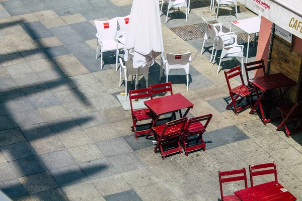 17 Ağustos 2021 'de İspanya' da koronavirüs salgını sırasında Sevilla sokaklarındaki bir restoranın sandalyeleri ve masaları